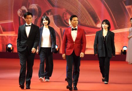 (miniature) Photo prise le 11 juin 2021 sur le tapis rouge du 24e Festival international du film de Shanghai (FIFS) à Shanghai