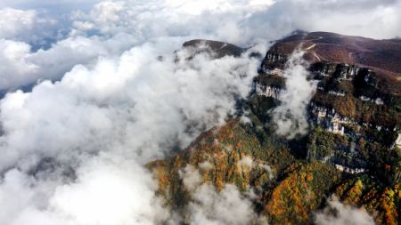 (miniature) Photo aérienne de la zone touristique de Longtoushan à Hanzhong