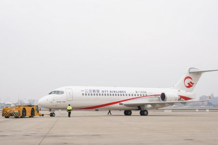 (miniature) Un avion de ligne ARJ21 de One Two Three Airlines (OTT Airlines) se dirige vers la zone désignée avant d'effectuer son premier vol à l'aéroport international Hongqiao de Shanghai