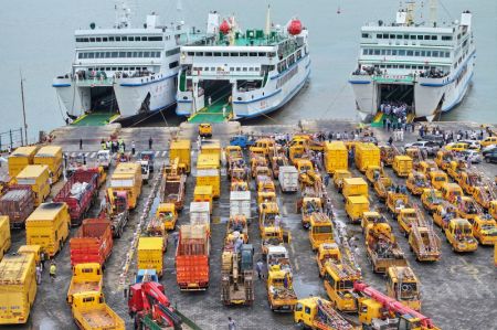 (miniature) Du personnel et des équipements en attente d'embarquement sur des navires à destination de Hainan