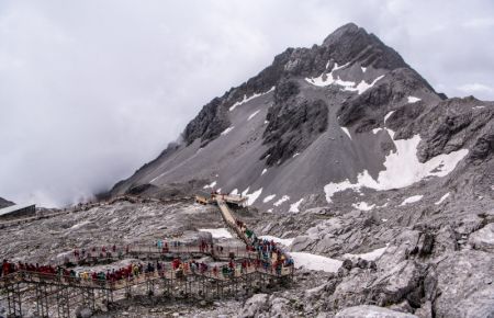 (miniature) Des touristes visitent le site pittoresque du mont Yulong enneigé