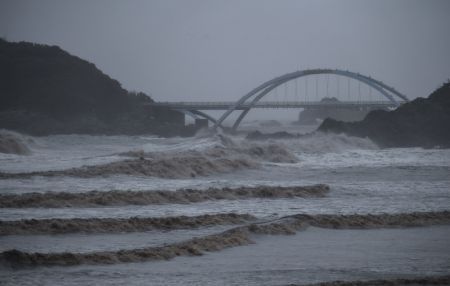 (miniature) De hautes vagues provoquées par le typhon Chanthu