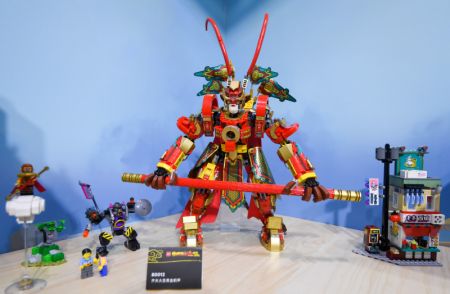 (miniature) Un personnage de dessin animé basé sur la légende du Roi des singes construit en briques de Lego dans le stand du géant danois de jouets