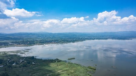 (miniature) Photo aérienne de la réserve nationale de Caohai du district autonome Yi
