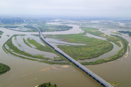(miniature) Photo aérienne du paysage d'une zone humide autour d'un pont à Harbin