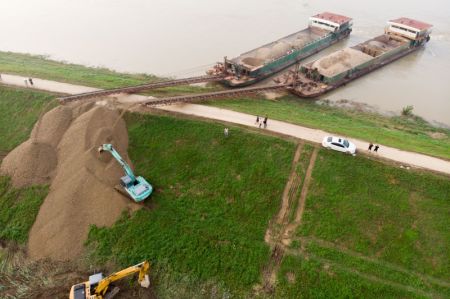 (miniature) Deux navires déchargent du sable pour réparer une digue dans le district de Lixian