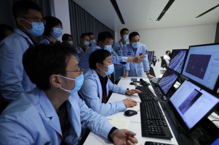 (miniature) Le personnel technique travaille au Centre de contrôle aérospatial de Beijing