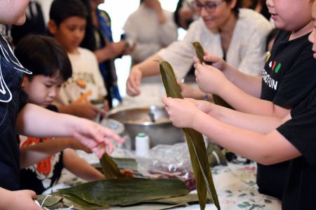 (miniature) Des personnes fabriquent des Zongzi