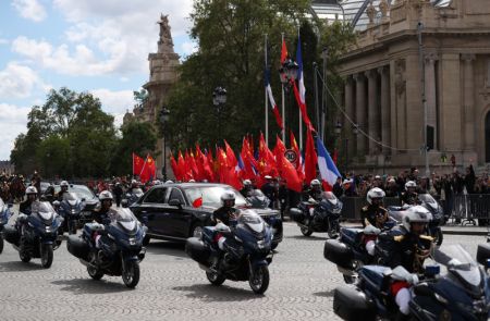 (miniature) Le cortège du président chinois Xi Jinping et de son épouse Peng Liyuan est escorté par des gardes à cheval et des motos jusqu'au palais de l'Elysée après une cérémonie de bienvenue à Paris
