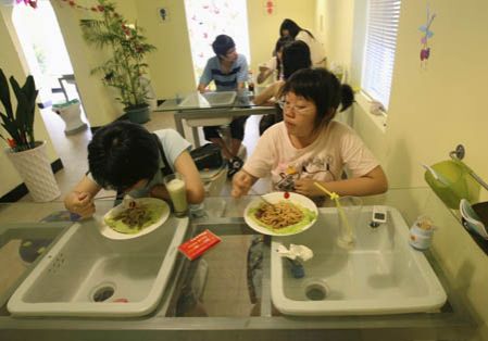 (miniature) Un restaurant chinois présente ses plats dans des WC