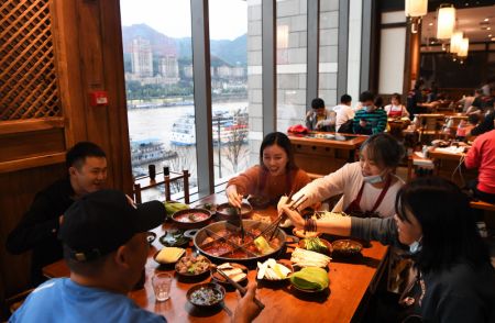 (miniature) Des clients déjeunent dans un restaurant de pot au feu dans la municipalité chinoise de Chongqing (sud-ouest)