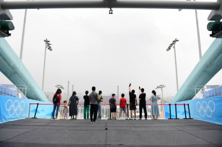 (miniature) Des gens visitent le Big Air Shougang