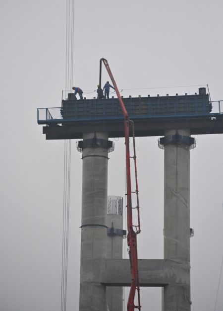 (miniature) Des ouvriers travaillent sur le chantier de construction d'une autoroute reliant Yufeng et Yizhou dans la région autonome Zhuang du Guangxi (sud de la Chine)