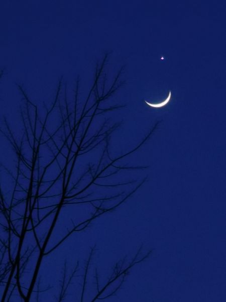 (miniature) Photo prise à Beijing avec un téléphone portable de la planète Vénus et d'un croissant de lune