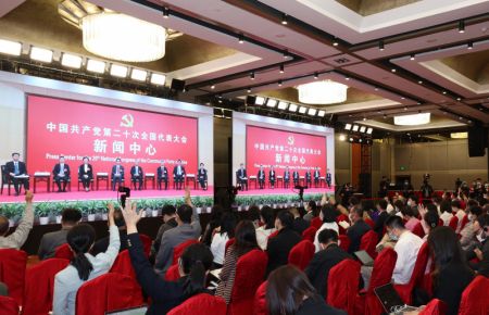 (miniature) Des journalistes lèvent les mains pour poser des questions par liaison vidéo lors de la quatrième interview de groupe organisée par le centre de presse du 20e Congrès national du Parti communiste chinois (PCC)