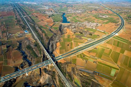 (miniature) Vue aérienne de l'autoroute reliant Xin'an et Yichuan