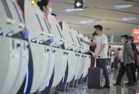 (miniature) Des voyageurs s'enregistrent à l'aéroport international Tianfu de Chengdu