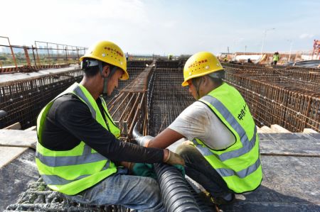 (miniature) Des ouvriers sur le chantier d'un échangeur autoroutier du projet de phase II de l'autoroute Hezhou-Gaolan