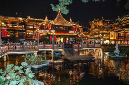 (miniature) Des touristes visitent le jardin Yuyuan à Shanghai