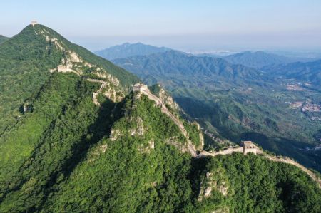 (miniature) Photo aérienne prise le 10 juillet 2022 du paysage de la section de Jiankou de la Grande Muraille
