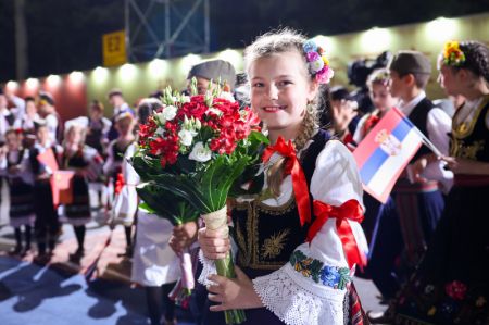 (miniature) Des enfants accueillent le président chinois Xi Jinping à Belgrade