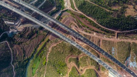 (miniature) Vue de la nouvelle autoroute Chuxiong-Dali dans la province chinoise du Yunnan (sud-ouest)