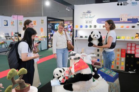 (miniature) Des visiteurs découvrent les pandas en peluche fabriqués par la Panda Factory