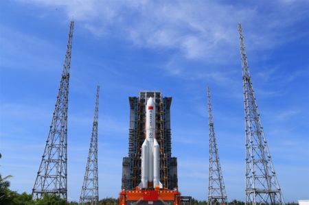 (miniature) Photo de la combinaison du module laboratoire Wentian de la station spatiale chinoise et d'une fus&eacute;e porteuse Longue Marche-5B Y3 en cours de transfert vers la zone de lancement dans la province chinoise de Hainan (sud)