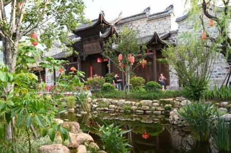 (miniature) Des touristes devant un bâtiment ancien du district de Changting