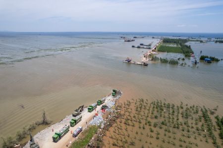 (miniature) Photo aérienne prise par un drone montrant des sauveteurs travaillant à colmater la brèche de la digue du lac Dongting à Huarong