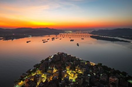 (miniature) Photo prise par un drone montrant le paysage du village de Sizhou au coucher du soleil