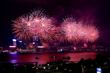 (miniature) Feux d'artifice pour célébrer le 75e anniversaire de la fondation de la République populaire de Chine au-dessus de Victoria Harbour