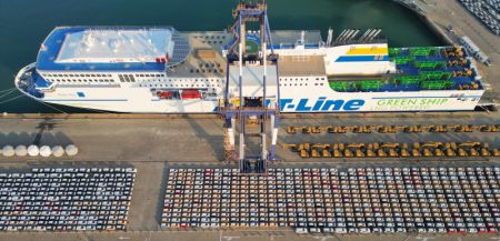 (miniature) Photo aérienne de véhicules dans un terminal du port de Yantai