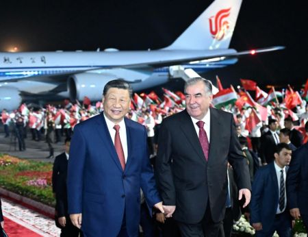 (miniature) Le président tadjik Emomali Rahmon organise une grande cérémonie de bienvenue pour le président chinois Xi Jinping à l'aéroport de Douchanbé