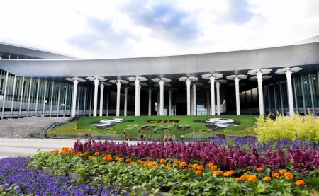 (miniature) Des jardiniers préparent des décorations florales pour la 3e édition de l'Exposition internationale d'importation de la Chine (CIIE)