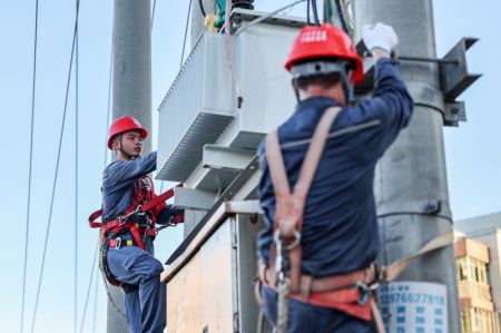 (miniature) Deux ouvriers de maintenance travaillent dans le bourg de Longlou de la ville de Wenchang