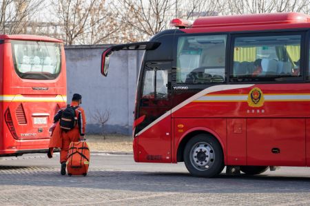 (miniature) Des membres d'une équipe de secours chinoise partent pour la Turquie depuis une base d'entraînement à la lutte contre les incendies à Beijing