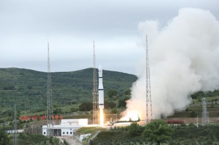 (miniature) Une fusée porteuse Longue Marche-6 transportant 16 satellites décolle du Centre de lancement de satellites de Taiyuan