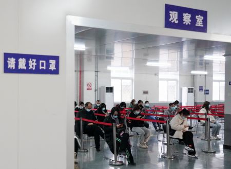 (miniature) Des personnes dans une salle d'observation après avoir reçu le vaccin contre le COVID-19 dans un site de vaccination de l'arrondissement de Daxing