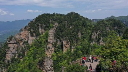 (miniature) Photo aérienne prise le 20 avril de la zone touristique de Wulingyuan