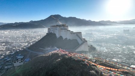 (miniature) Photo aérienne prise le 24 janvier 2023 d'une vue matinale de Xigaze