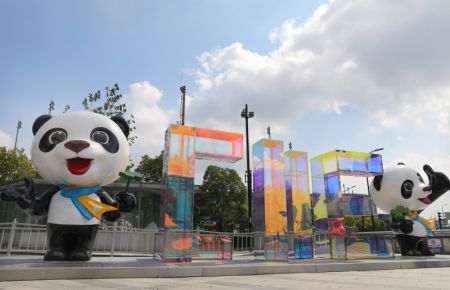 (miniature) Photo prise le 15 octobre 2022 montrant des éléments de décors à proximité de l'entrée du Centre national des expositions et des congrès (Shanghai)