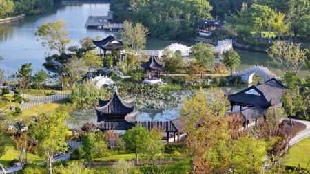 (miniature) Photo aérienne d'un paysage automnal dans un parc à Kunshan