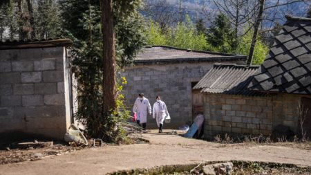 (miniature) Des travailleurs médicaux visitent les domiciles des villageois dans le village de Shuangtang de l'arrondissement de Zhongshan