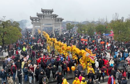 (miniature) Des gens admirent une danse du dragon dans le district de Quanjiao de la province chinoise de l'Anhui (est)