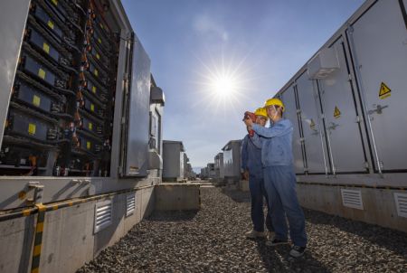 (miniature) Des membres du personnel dans une station de stockage de l'énergie dans le bourg de Taiyangshan