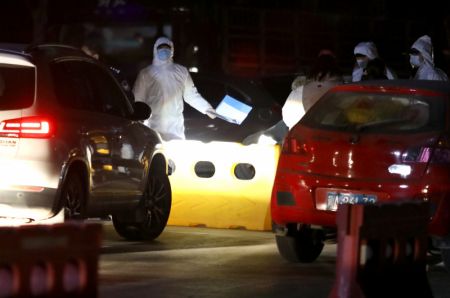(miniature) Des policiers en service &agrave; un point de contr&ocirc;le temporaire pour le contr&ocirc;le de l'&eacute;pid&eacute;mie sur une route reliant l'arrondissement de Gaocheng &agrave; la zone urbaine de Shijiazhuang