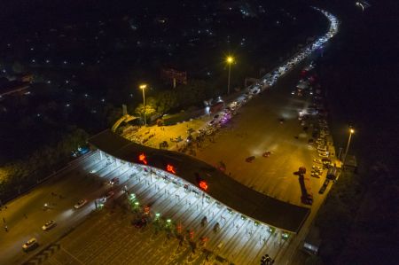 (miniature) Photo aérienne de voitures traversant une station de péage d'autoroute dans l'ouest de Wuhan
