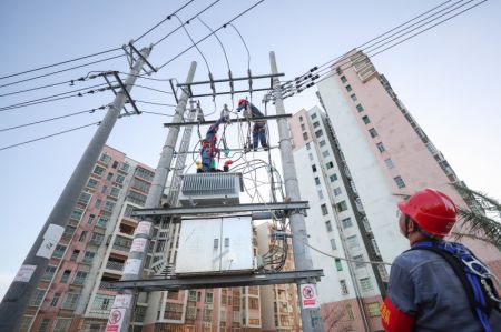 (miniature) Des ouvriers de maintenance travaillent dans le bourg de Longlou de la ville de Wenchang