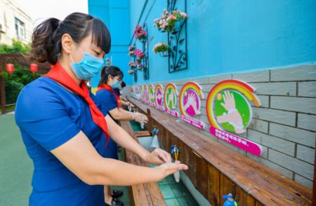 (miniature) Des enseignants simulent des élèves qui se lavent les mains lors d'une manoeuvre dans une école primaire de l'arrondissement de Hanshan de la ville de Handan